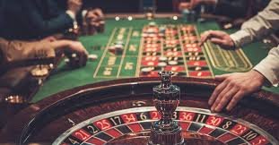 Wolf Gold slot game interface di platform hebat777 menampilkan lima gulungan dengan simbol tematik alam liar